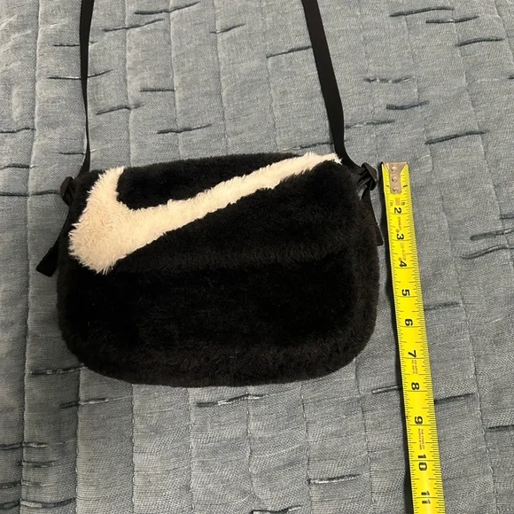 Nike Black and Cream Faux Fur Shoulder Bag - Picture 4 of 12